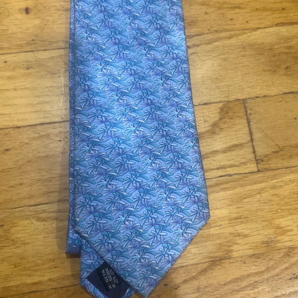 Gently used mens Ferragamo tie